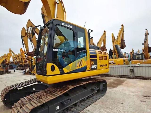 Komatsu PC200-10